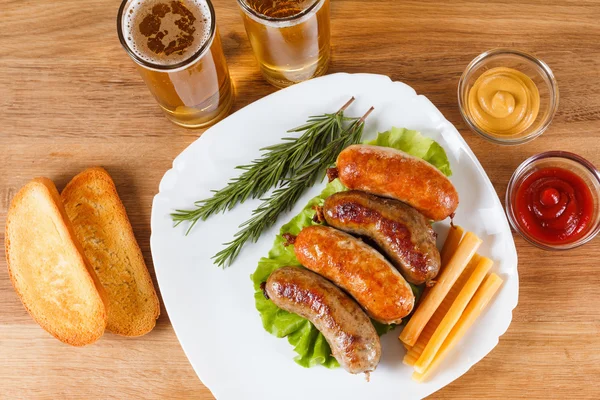 Cerveza y salchicha a la parrilla. Menú tradicional Oktoberfest . —  Fotos de Stock