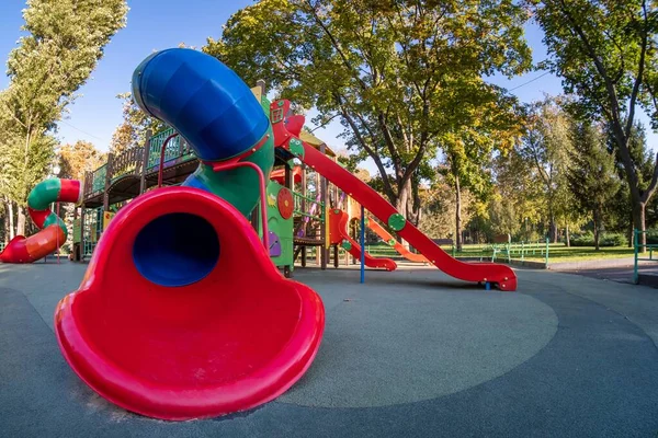 子供の遊び場公園 楽しいレクリエーション スライドカラフルで — ストック写真