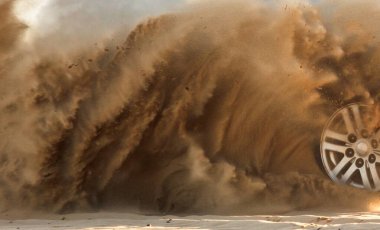 Çöl otomobili, kum, macera yarışı..
