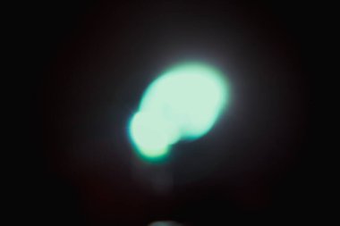 Siyah arkaplan üzerinde lamba spot ışığı, kare sahne aydınlatma soyut