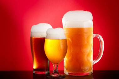 Köpüklü altın bira, alkollü içecek, lager sarısı.