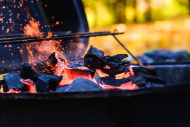 Arka plandaki kömür yangını sıcak, duman ısısı.