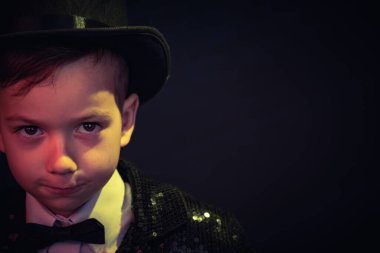 Sihirbaz portresi çocuk illüzyonist şapkalı çocuk, sihirbazlık gösterisi. genç izole edilmiş siyah arkaplan