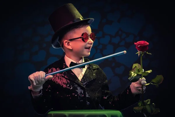 Sihirbaz çocuk illüzyonist şapkalı çocuk, sihirbazlık gösterisi. gizem izole edilmiş siyah arkaplan