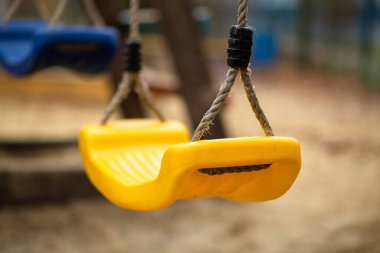 Oyun bahçesi bahçe salıncakları zincirli koltuk. boş park