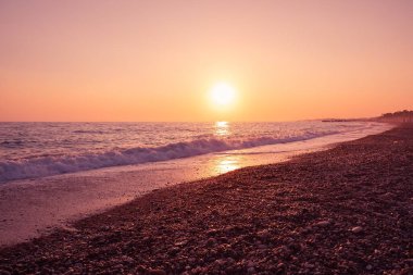 Karanlık deniz dalgası şafak vakti. tatil manzarası