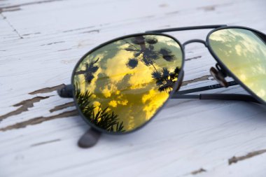 Güneş gözlüğü palmiye yansıtma gözlüğü gökyüzü. güzel mavi