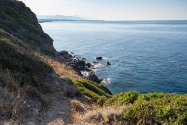 Dalgalı ve spreyli deniz ya da okyanus sahilleri. fırtına yazı