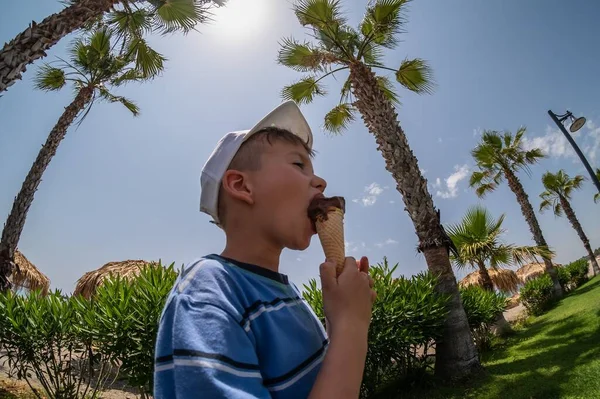 Menino Feliz Criança Comendo Pessoa Parque — Fotografia de Stock