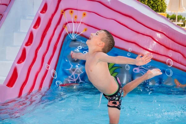 Gelukkige Kind Spelen Het Water Zwembad Recreatie Buitenshuis — Stockfoto