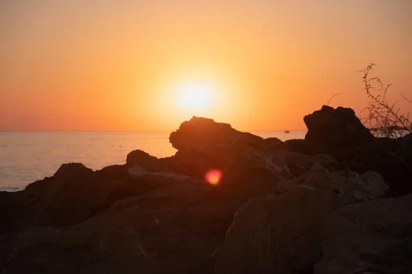 Sonnenuntergang Strand Ozeanwelle Plätschern Küstenfelsen — Stockfoto