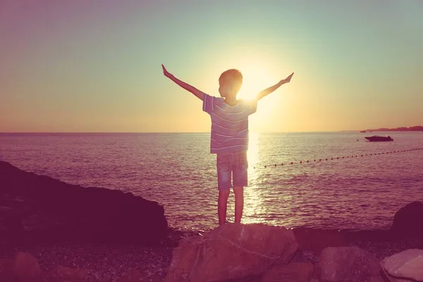 Счастливый Ребенок Играет Закате Океана Пена — стоковое фото