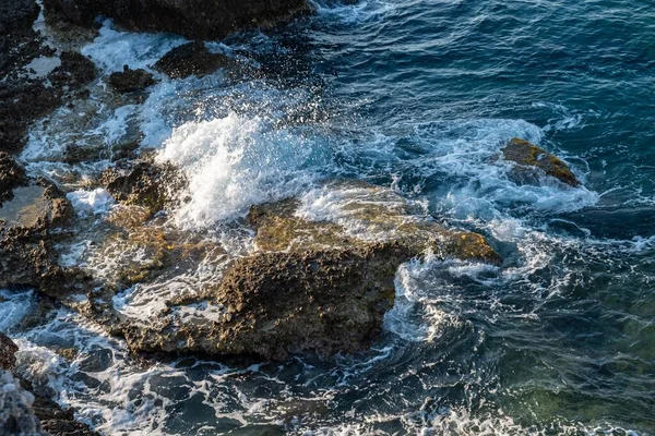 Playa Mar Mar Con Olas Spray Costa Tormenta —  Fotos de Stock