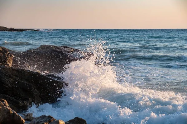 Pôr Sol Praia Oceano Onda Splash Céu Pedra — Fotografia de Stock