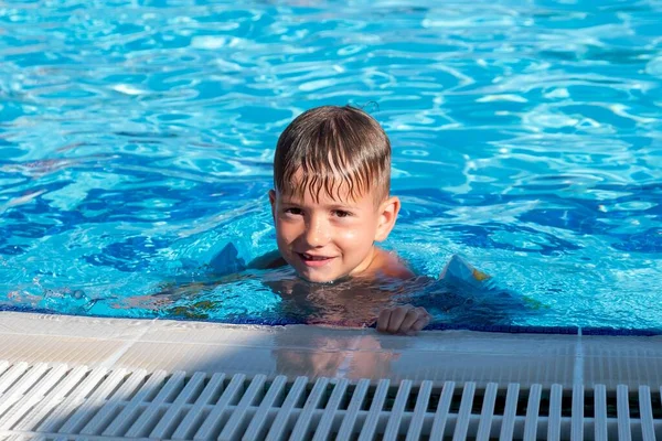 Lykkelig Barn Som Leker Vannbasseng Svømme Våt – stockfoto