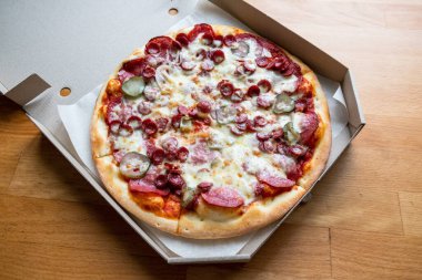 Amerikan pizza salamı soslu pepperoni. Dilimle