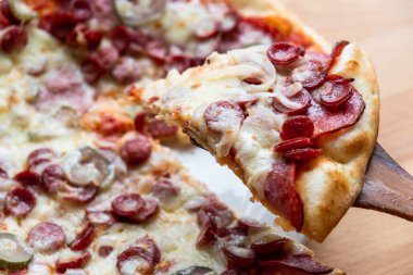 Amerikan pizza salamı soslu pepperoni. hamur domates