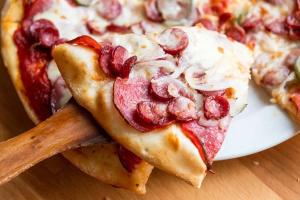 Amerikan pizza salamı soslu pepperoni. peynir kabuğu
