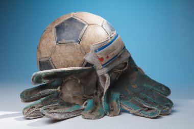 Futbol topu ve kaleci'nın eldiven
