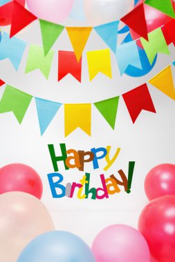 Renkli bayrak ve balonlarla metin doğum günü tebrik
