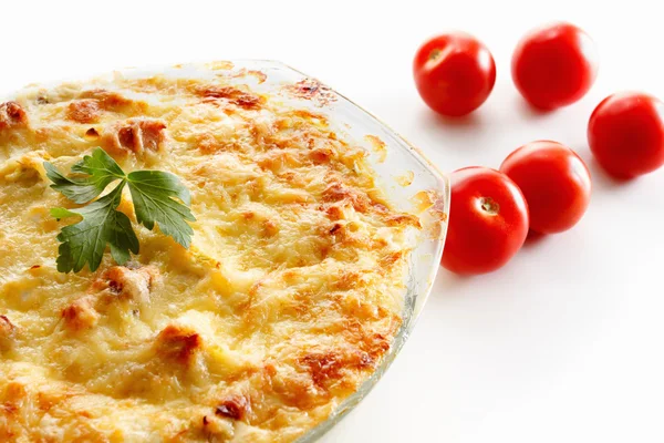 Güveç, squash ve peynir ile kızarmış et, peynir bir cam.