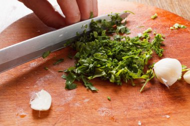 Maydanoz ve kıyma kurulu üzerinde garlici