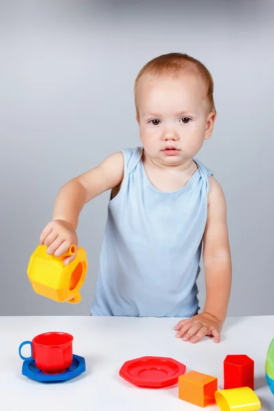 青いドレスの笑顔でおもちゃ赤ちゃん遊び — ストック写真