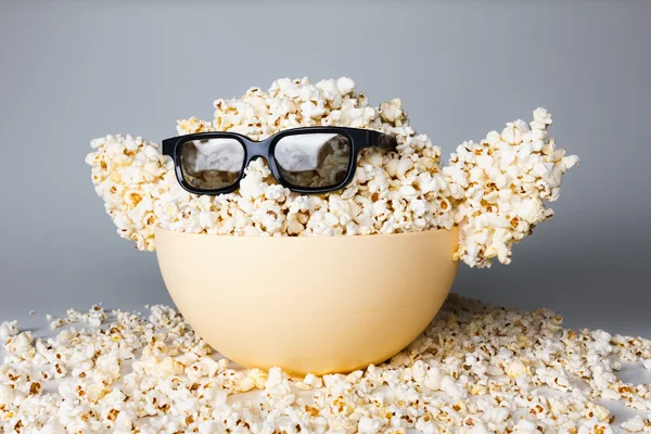 Lächelndes Popcorn-Monster, Gläser — Stockfoto