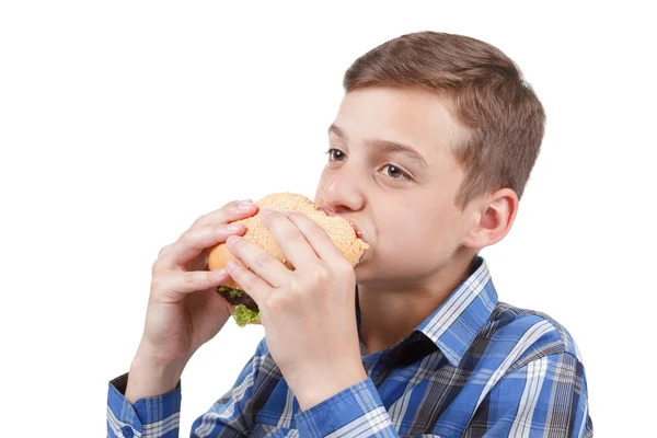 男孩吃一个汉堡 — 图库照片