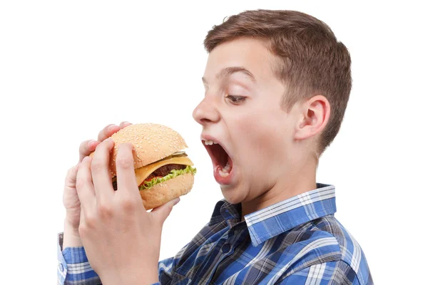 Adolescente com fome quer comer um grande hambúrguer — Fotografia de Stock