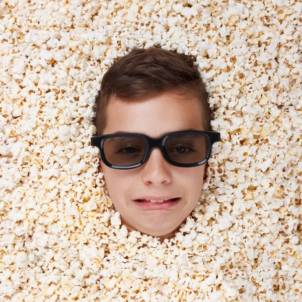 Trauriger weinender kleiner Junge in Stereogläsern schaut aus Popcorn — Stockfoto