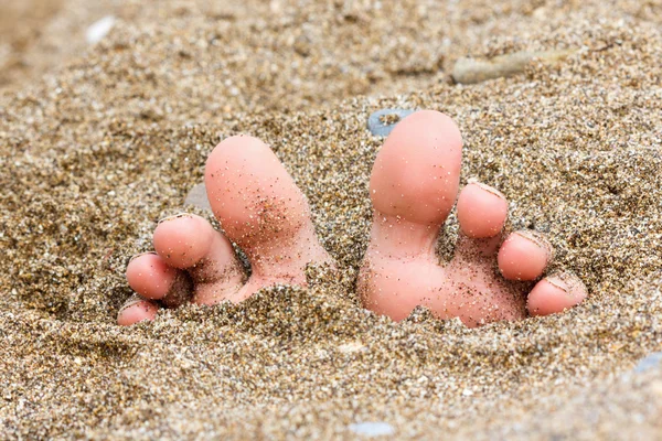 Pie en la arena, tema de verano — Foto de Stock