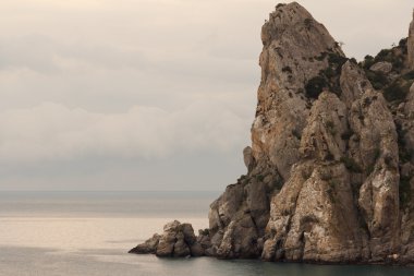 gün batımında deniz görkemli kayalar