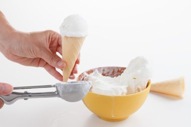 Şef top dondurma yapar.