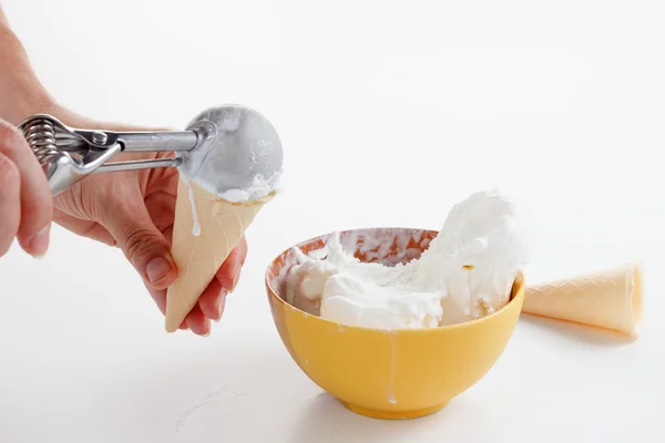 シェフは、ボールにアイスクリームを作る — ストック写真