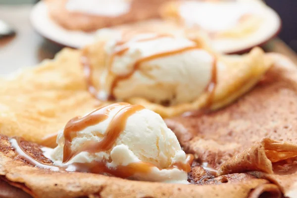 Dish cooking - delicious pancakes with ice cream and chocolate — Stock Photo, Image