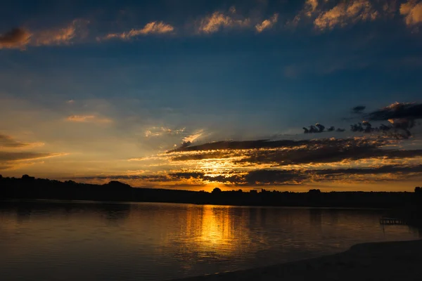 Sonnenuntergang auf dem Fluss — Stockfoto