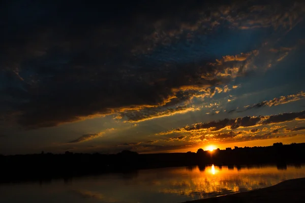 Sonnenuntergang auf dem Fluss — Stockfoto