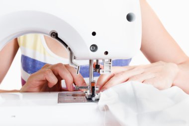 Kadınların elleri arkasında onun dikiş