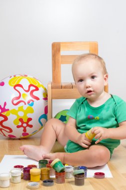 çocuk beyaz renkli eski boyalar Isolated çizmek çalışıyor