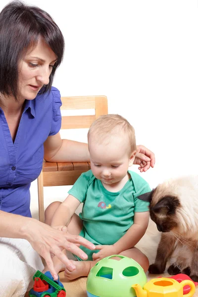 Mamá enseñando a bebé las primeras habilidades Aislado en blanco — Foto de Stock