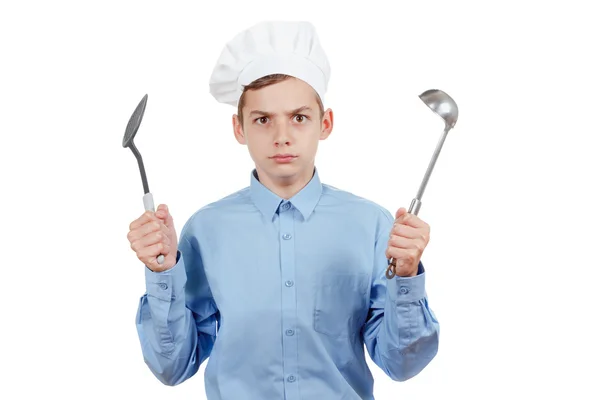 Jeune adolescent gai avec louche et humour dans le chapeau d'un chef. Studio isolé — Photo