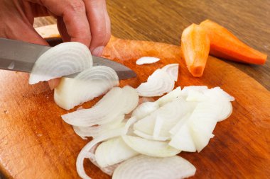 soğan doğrama kurulu üzerinde kesme