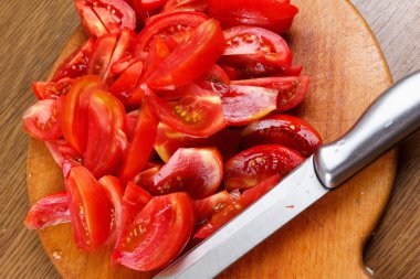 doğrama tahtası üzerinde dilimlenmiş taze kırmızı domates bıçak