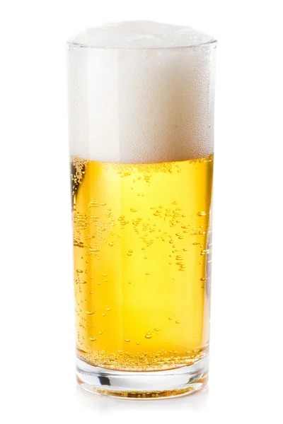 Exuberante espuma blanca en un vaso de cerveza —  Fotos de Stock