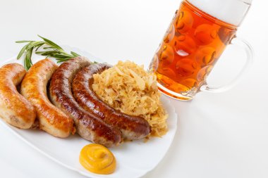 Oktoberfest menü, bira bardağı, bir tabak sosis ve lahana turşusu
