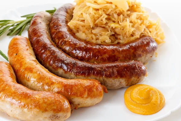 Menú tradicional de Oktoberfest, plato de salchichas y chucrut — Foto de Stock