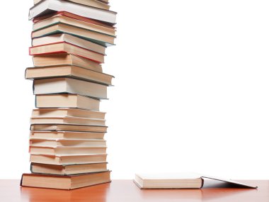 Beyaz arka plan üzerinde yüksek kitap yığını
