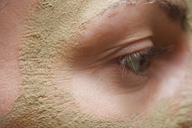 Kil maskesi olan güzel kadın