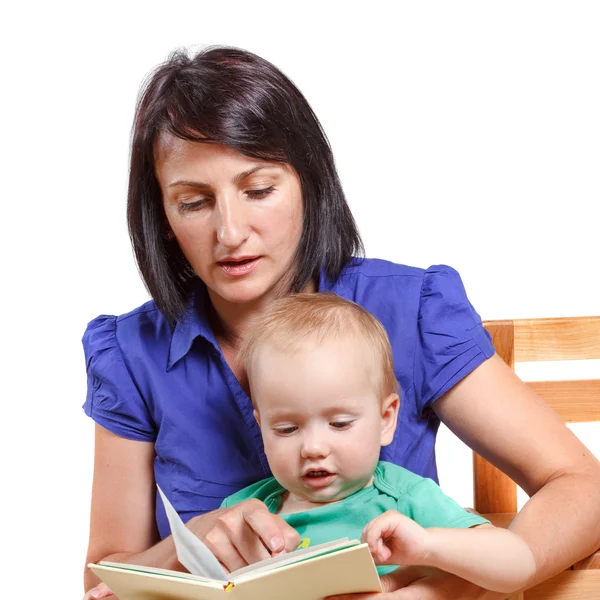 Madre leyendo un libro a su hijo travieso. Aislado sobre blanco — Foto de Stock